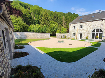 Cour de fermette pavés et graviers