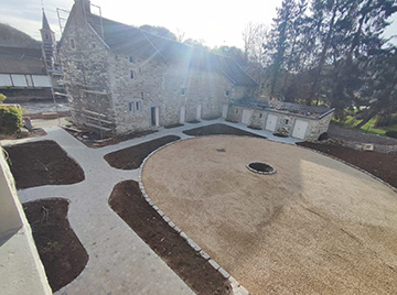 JPM Construction | Réalisation : Cour de fermette en pavés et graviers 3