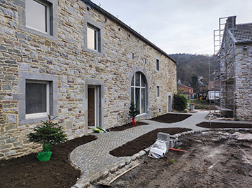 JPM Construction | Réalisation : Cour de fermette en pavés et graviers 5