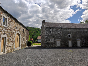 JPM Construction | Réalisation : Cour de fermette en pavés et graviers 8